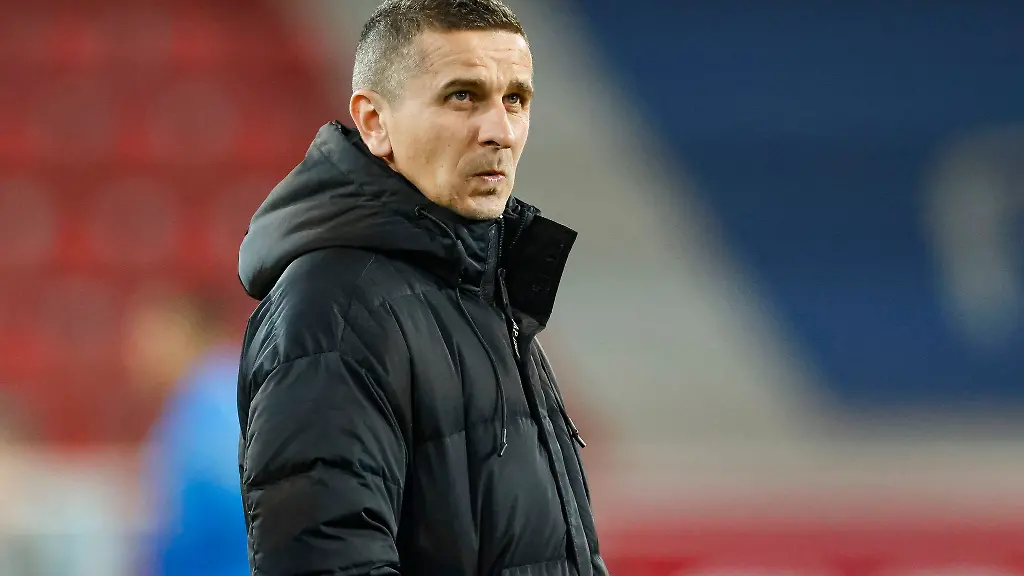 Jahn-Regensburgs-Trainer-Mersad-Selimbegovic-steht-vor-einem-Spiel-auf-dem-Platz
