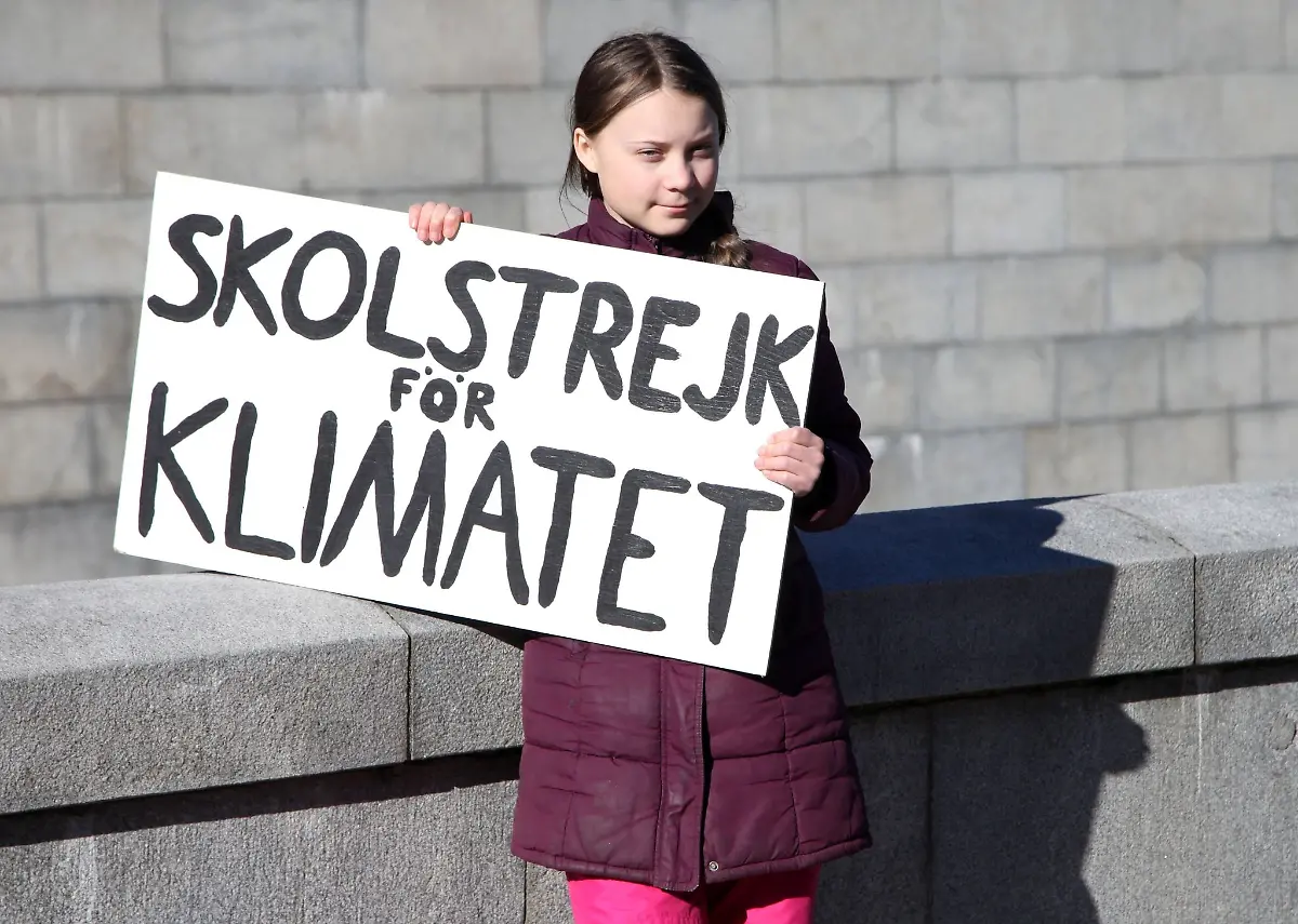 Die-schwedische-Klimaaktivistin-mit-ihrem-beruehmten-Schild-Skolstrejk-foer-klimatet-Schulstreik-fuers-Klima-im-Maerz-2019
