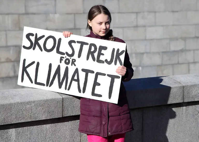 Die-schwedische-Klimaaktivistin-mit-ihrem-beruehmten-Schild-Skolstrejk-foer-klimatet-Schulstreik-fuers-Klima-im-Maerz-2019