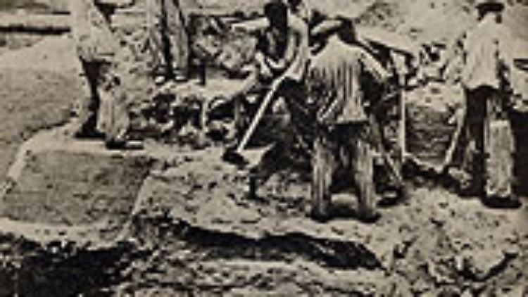 Häftlinge bei der Arbeit im sogenannten Klinkerwerk. Hier wurden die Ziegel für den Bauwahn der Nazis hergestellt. Foto: Stiftung Brandenburgische Gedenkstätten