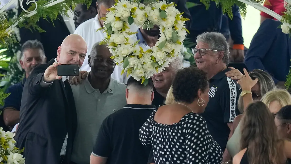 FIFA-Praesident-Gianni-Infantino-l-sorgte-mit-dem-Selfie-waehrend-der-Totenwache-fuer-Pele-fuer-Aufsehen