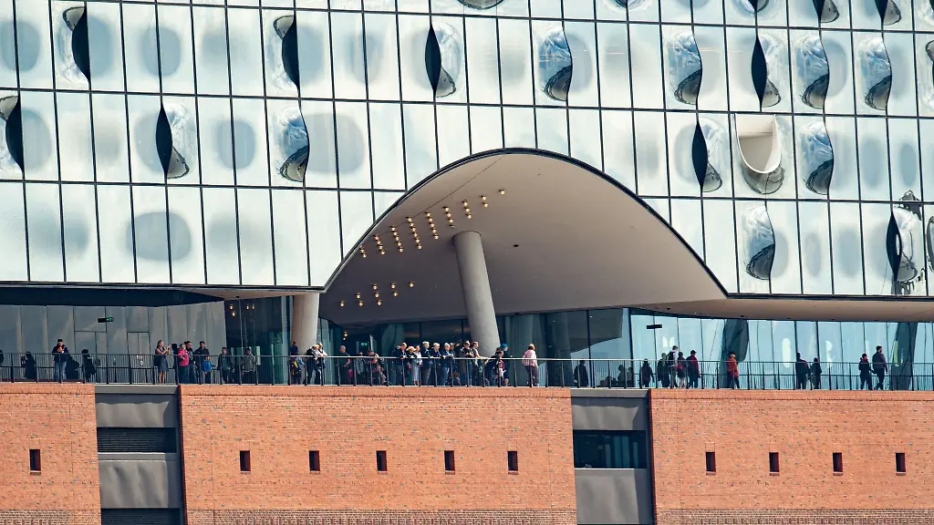 Besucher-stehen-auf-der-Plaza-der-Elbphilharmonie