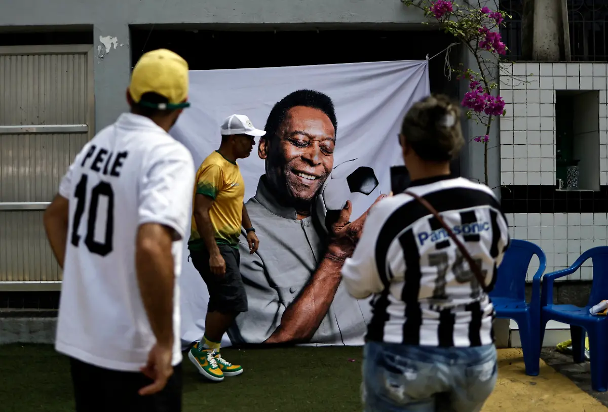 2023-01-02T133333Z-159365129-UP1EJ1211NU3B-RTRMADP-3-SOCCER-PELE-WAKE