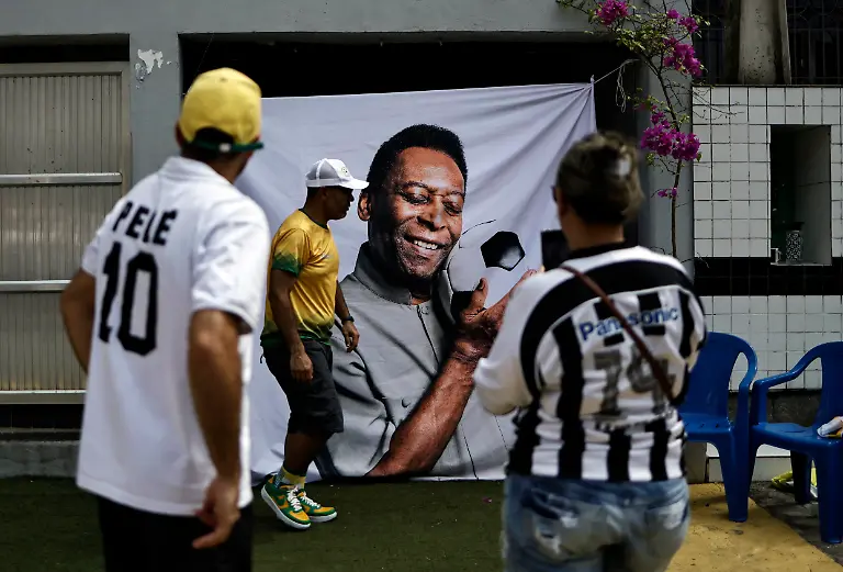 2023-01-02T133333Z-159365129-UP1EJ1211NU3B-RTRMADP-3-SOCCER-PELE-WAKE