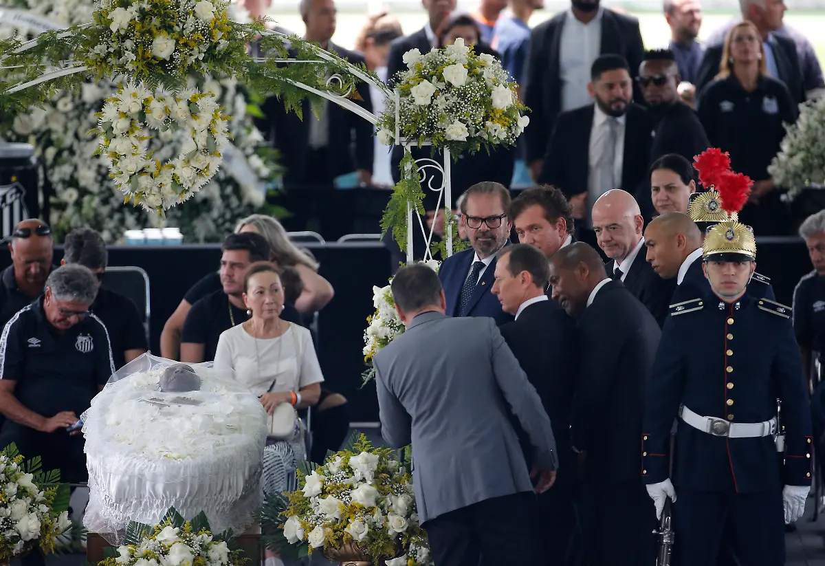 2023-01-02T135638Z-2128074357-UP1EJ1212QB4R-RTRMADP-3-SOCCER-PELE-WAKE