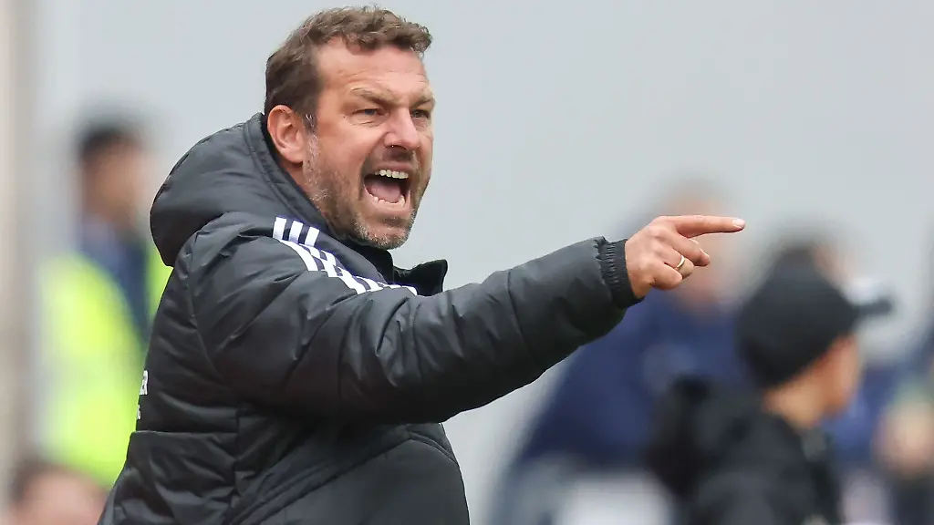 Der-Nuernberger-Trainer-Markus-Weinzierl-reagiert-auf-den-Spielverlauf