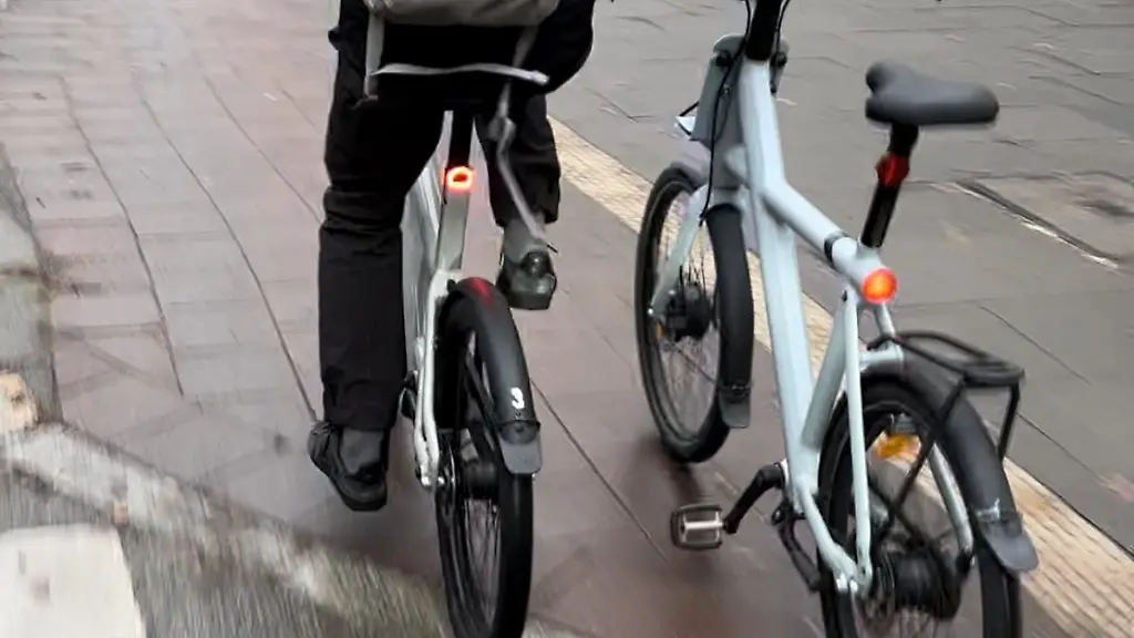 Der-Hamburger-Bike-Hunter-Fritz-nach-einer-erfolgreichen-Jagd-mit-dem-gestohlenen-Rad-Foto-VanMoof
