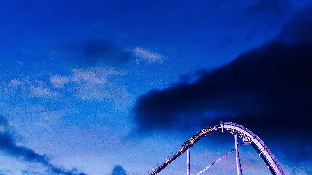 Besucher-des-Europa-Parks-fahren-mit-einer-Achterbahn