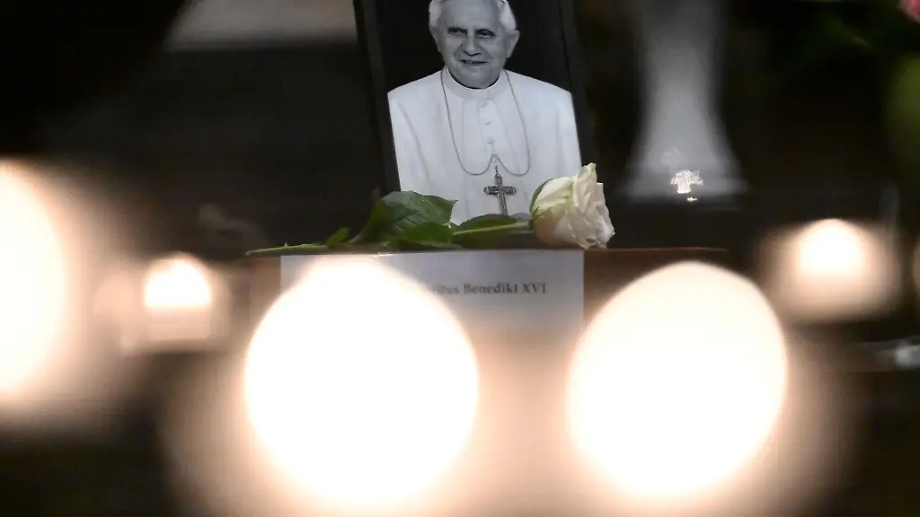 Ein-Foto-gestorbenen-emeritierten-Papst-Benedikt-XVI-steht-in-einer-Kirche