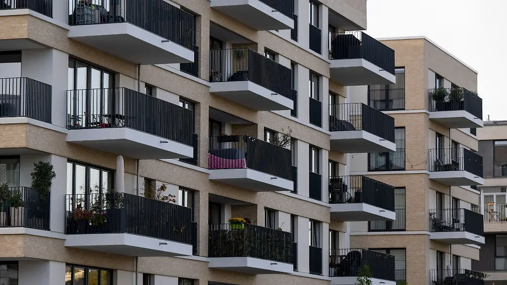 Dicht-an-dicht-stehen-neu-gebaute-Wohnhaeuser-im-Zentrum-von-Berlin