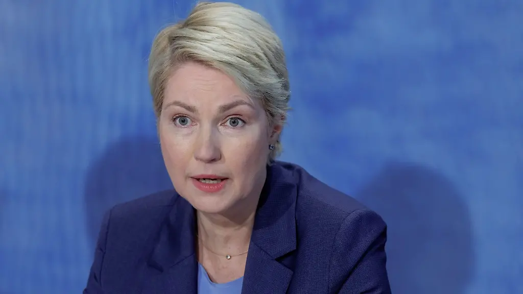 Manuela-Schwesig-SPD-Ministerpraesidentin-in-Mecklenburg-Vorpommern-spricht