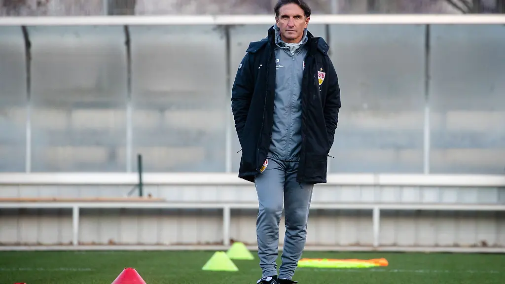 Trainer-Bruno-Labbadia-auf-dem-Trainingsplatz