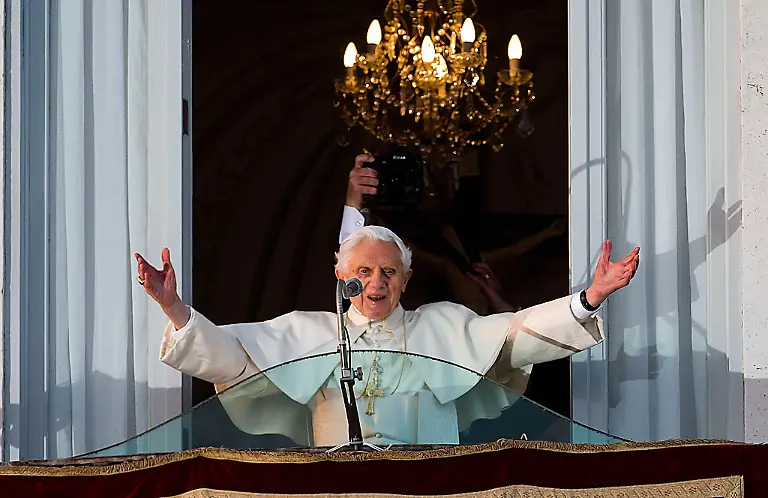 Der-damalige-Papst-Benedikt-XVI-gruesst-eine-jubelnde-Menge