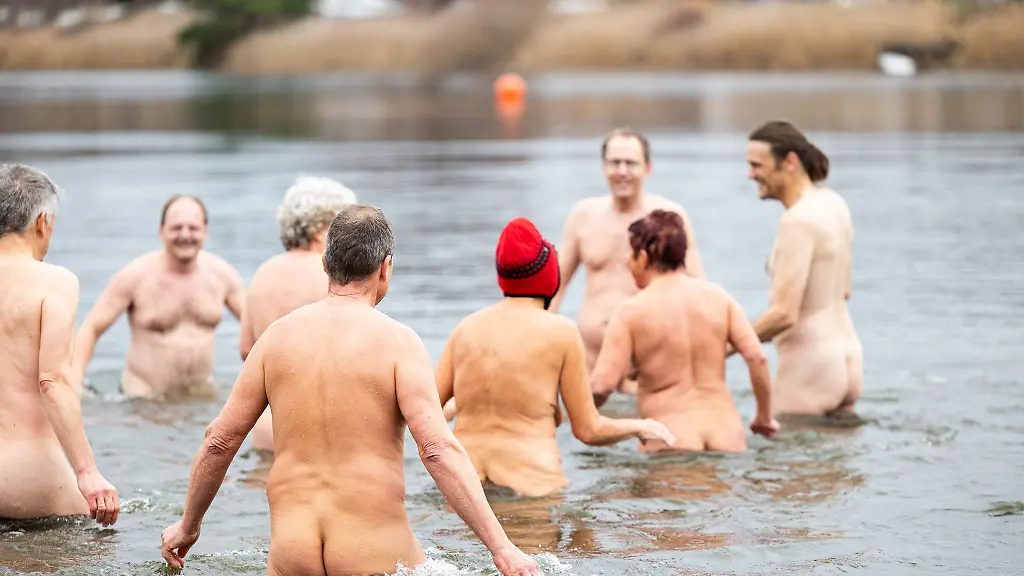 Nacktschwimmer-im-Sonnensee