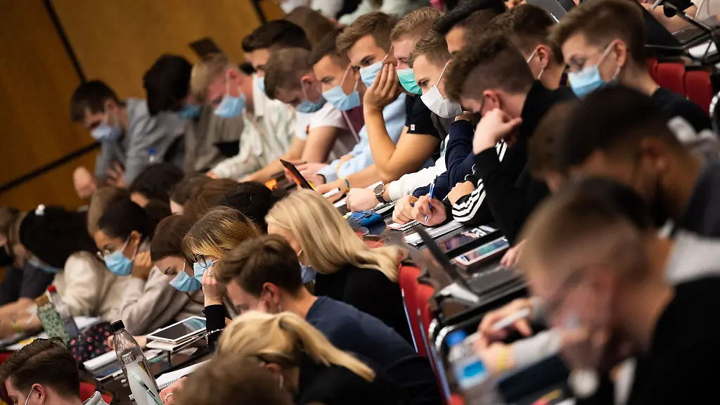 Studentinnen-und-Studenten-sitzen-in-einer-Vorlesung-im-Audimax-in-der-Universitaet-Hannover