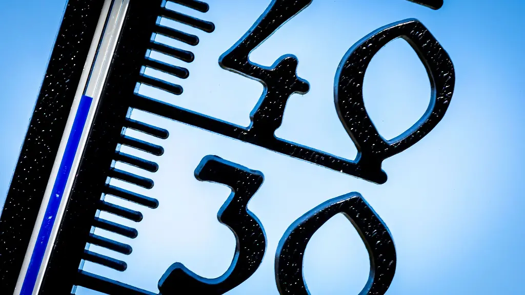 Ein-Aussenthermometer-in-einem-Kleingarten-zeigt-die-Temperatur-von-knapp-40-Grad-an