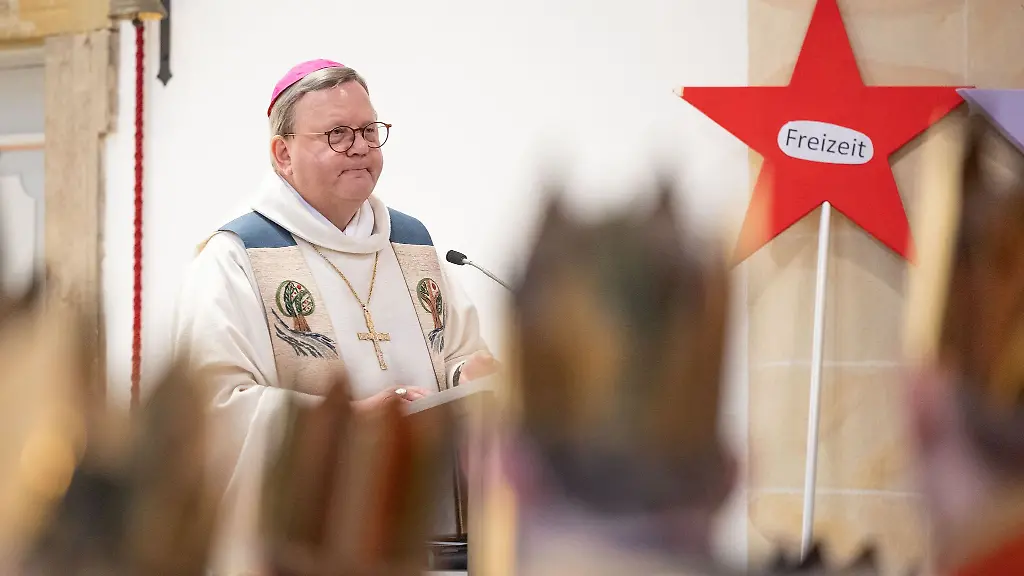 Der-katholische-Bischof-Franz-Josef-Bode-feiert-einen-Gottesdienst