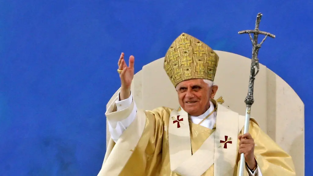 Der-damalige-Papst-Benedikt-XVI-winkt-Pilgern-zu