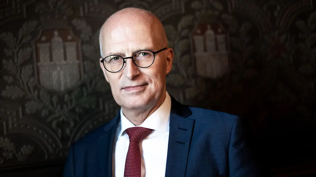 Peter-Tschentscher-SPD-Erster-Buergermeister-Hamburgs-steht-bei-einem-Fototermin-im-Rathaus