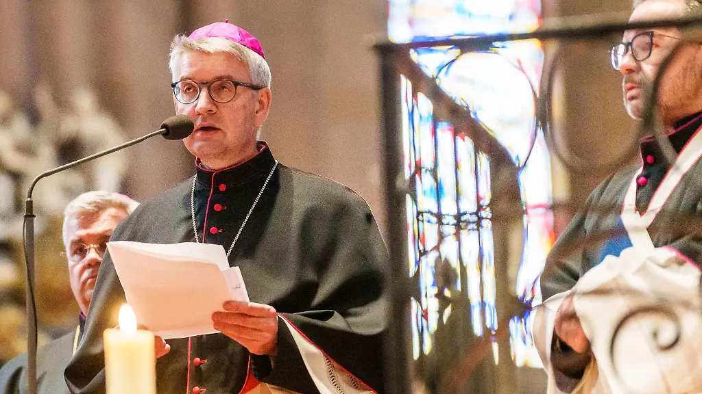 Peter-Kohlgraf-Mainzer-Bischof-haelt-einen-Trauergottesdienst-fuer-die-Glaeubigen-ab