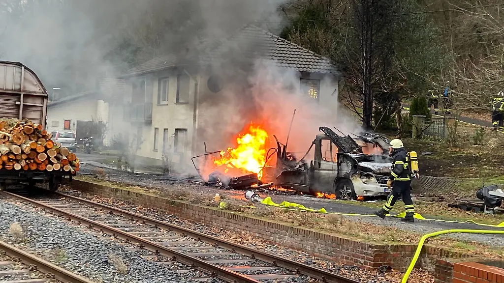 Ein-Wohnmobil-brennt-in-Kasbach-Ohlenberg-im-Landkreis-Neuwied