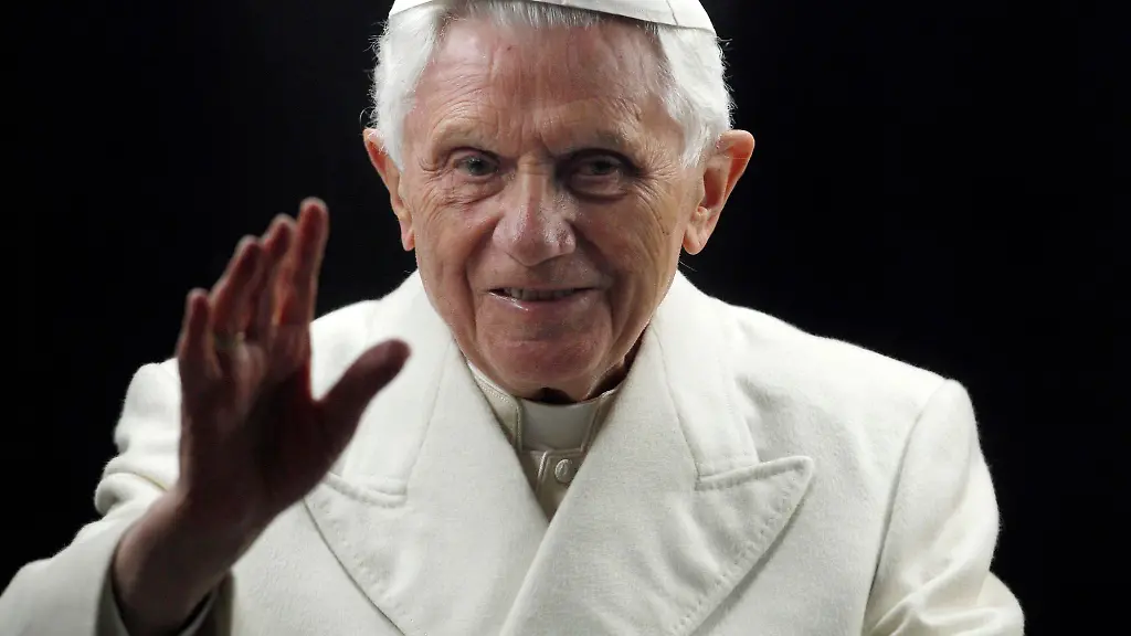 Der-damalige-Papst-Benedikt-XVI-segnet-die-Glaeubigen