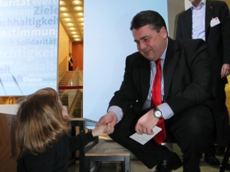 Gute Nachrichten machen gute Laune: Gabriel im Willy-Brand-Haus.