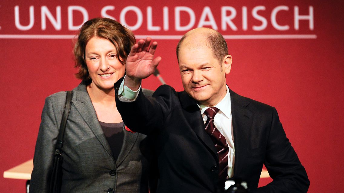 Die ganze SPD jubelt. Nur Scholz bleibt gefasst.