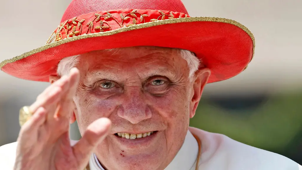 Der-damalige-Papst-Benedikt-XVI-segnet-die-Glaeubigen-auf-dem-Petersplatz-im-Vatikan