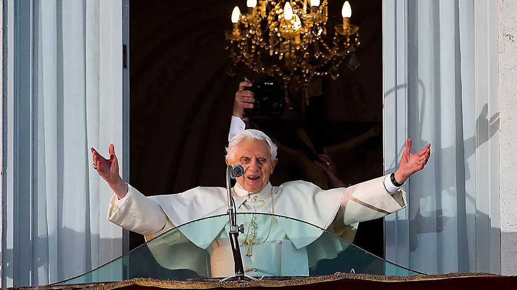 Der-damalige-Papst-Benedikt-XVI-gruesst-eine-jubelnde-Menge