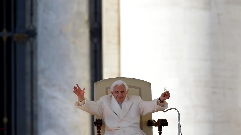 Der-damalige-Papst-Benedikt-XVI-winkt-den-Glaeubigen-zu