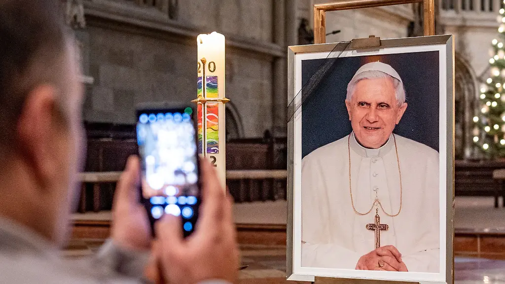 Ein-Bild-mit-dem-emeritierten-Papst-Benedikt-XVI-steht-im-Dom