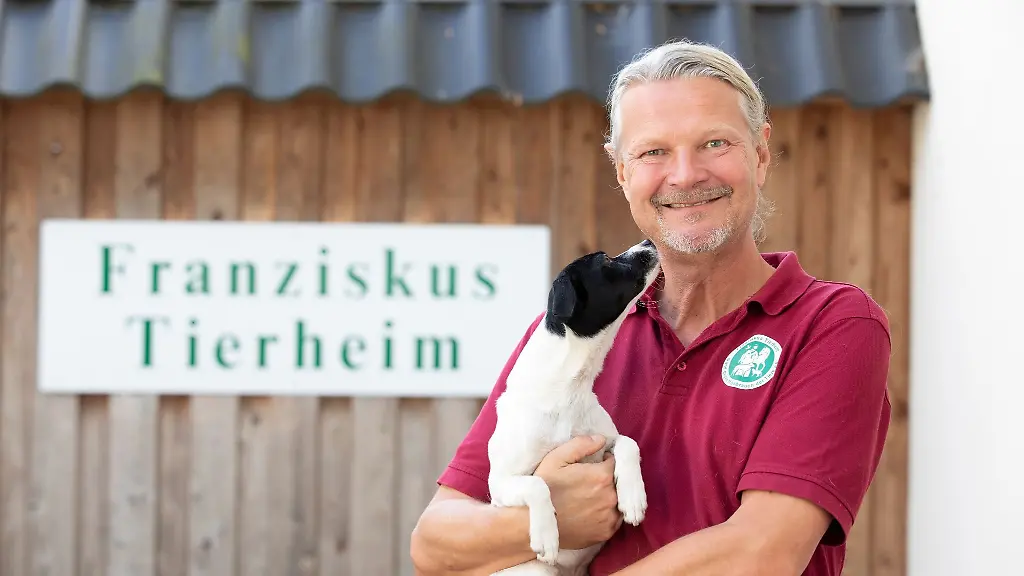 Frank-Weber-steht-gemeinsam-mit-seinem-Hund-vor-dem-Hamburger-Tierheim