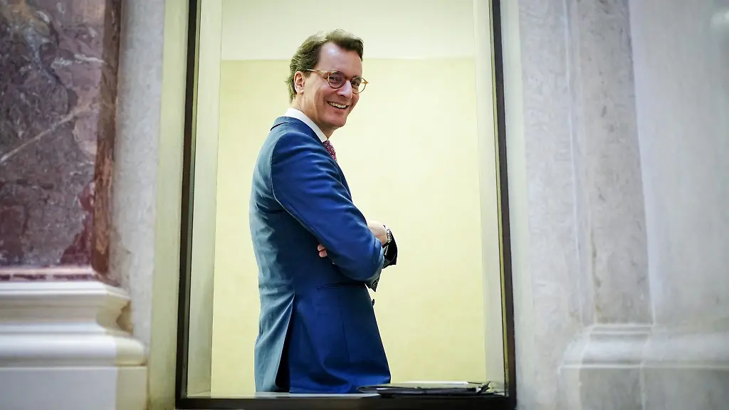 Hendrik-Wuest-CDU-Ministerpraesident-von-Nordrhein-Westfalen-lacht