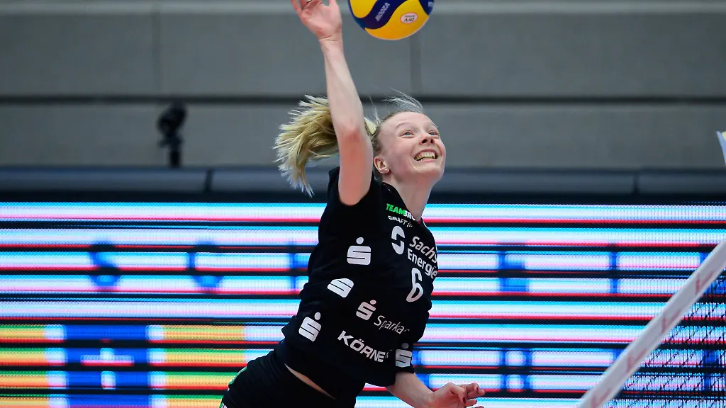 Dresdens-Jennifer-Janiska-spielt-den-Ball