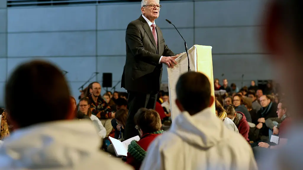 Altbundespraesident-Joachim-Gauck-beim-45-Europaeischen-Jugendtreffen-der-Taize-Gemeinschaft