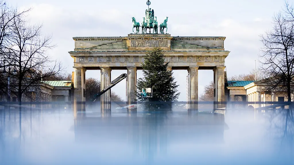 Die-Dekoration-am-Weihnachtsbaum-vor-dem-Brandenburger-Tor-wird-entfernt-waehrend-Aufbauarbeiten-fuer-die-ZDF-Silvesterparty-stattfinden