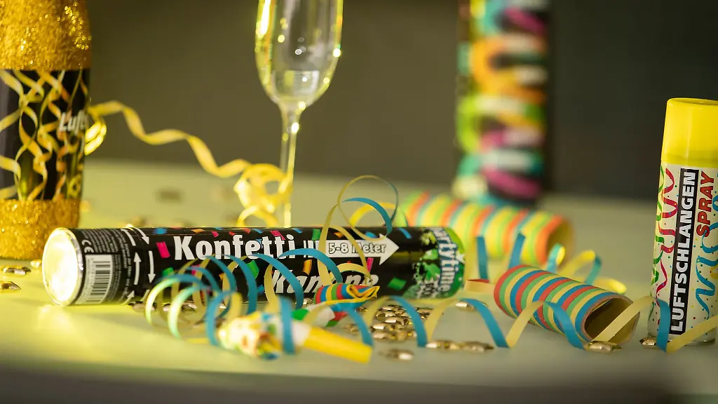 Silvesterartikel-liegen-auf-einem-geschmueckten-Tisch
