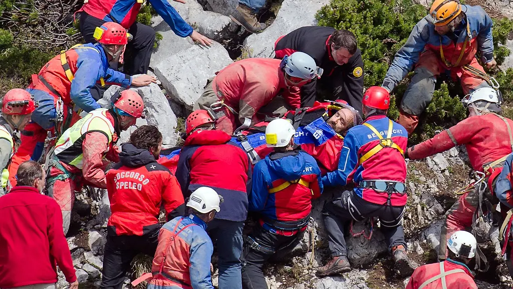 Rettungskraefte-tragen-den-verletzten-Hoehlenforscher-Johann-Westhauser-auf-einer-Trage