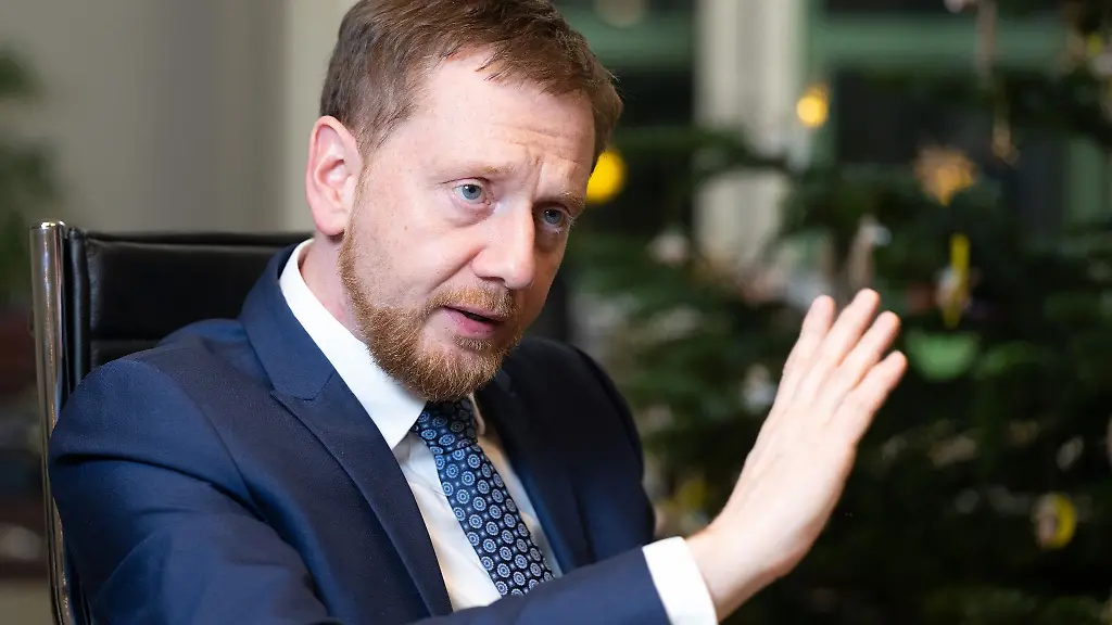 Sachsens-Ministerpraesident-Michael-Kretschmer-spricht-in-seinem-Buero