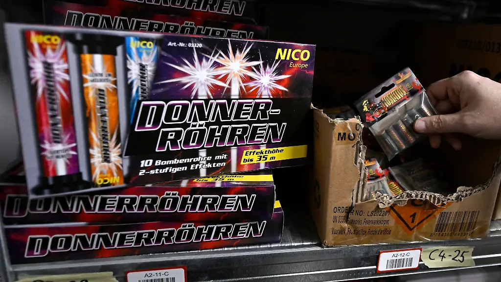 Pyrotechnik-beim-Lagerverkauf-des-Pyro-Store