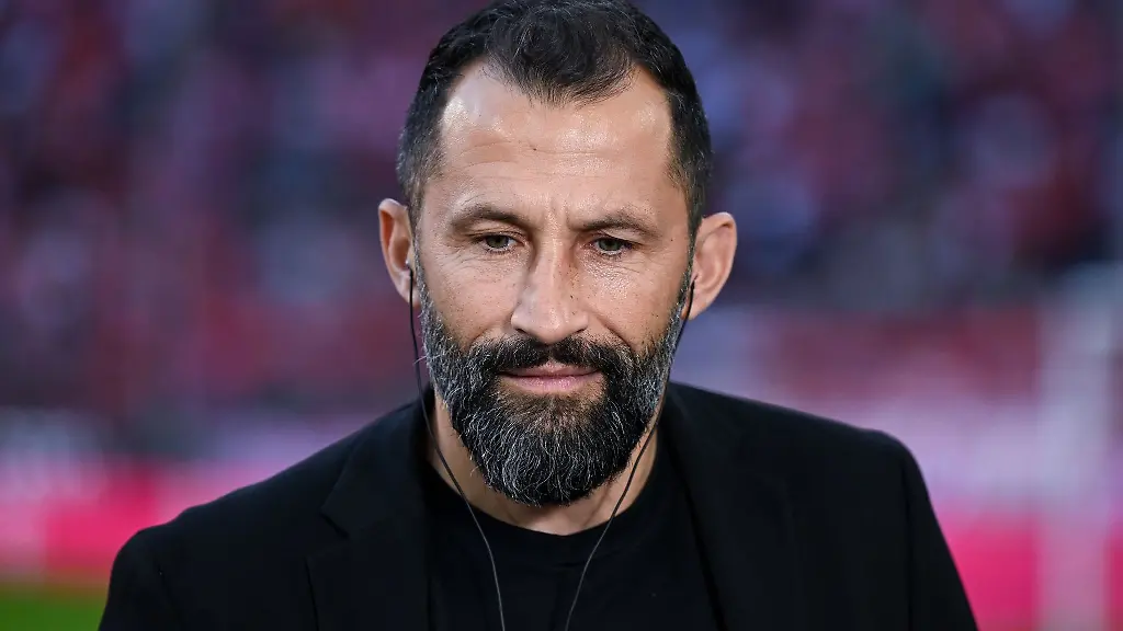 Bayern-Sportvorstand-Hasan-Salihamidzic-gibt-vor-einem-Spiel-ein-Interview