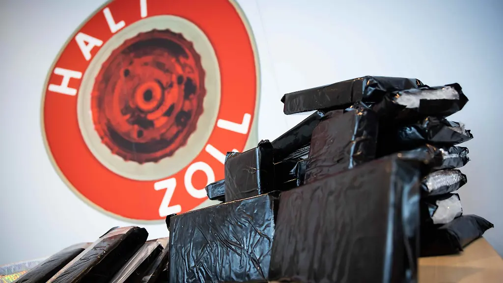 Beim-Zoll-liegen-Kokainbloecke-auf-einem-Tisch