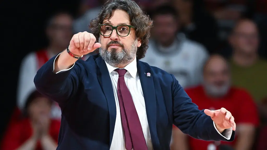 Trainer-Andrea-Trinchieri-von-Muenchen-verfolgt-das-Spiel