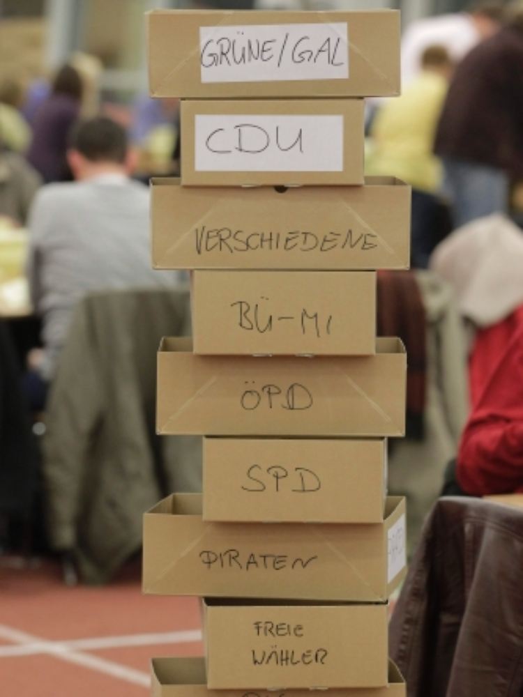 Wahlhelfer zählen die Stimmen aus.