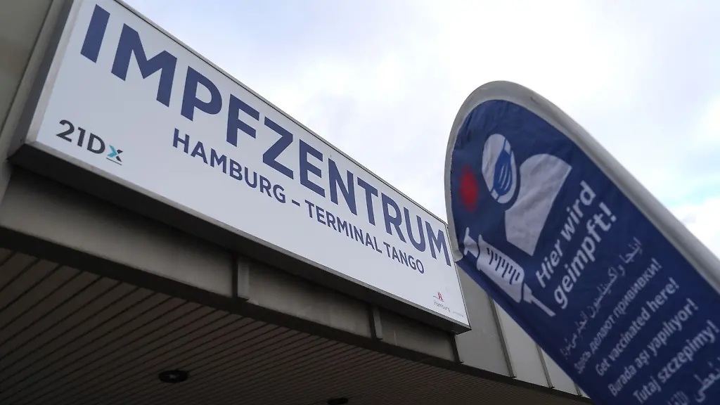 Blick-auf-den-Eingang-des-Impfzentrums-im-Terminal-Tango-am-Flughafen-Hamburg-Airport