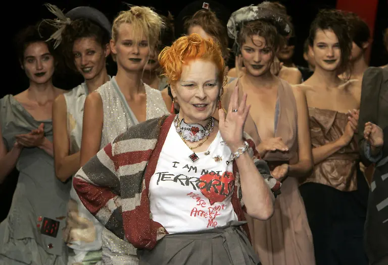 Models-applaudieren-als-die-britische-Modedesignerin-Vivienne-Westwood-nach-der-Praesentation-ihrer-Fruehjahr-Sommer-Kollektion-2006-in-Paris-das-Publikum-gruesst