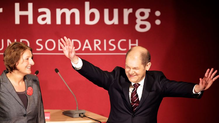 Kann wohl allein regieren: SPD-Spitzenkandidat Scholz (mit Ehefrau Britta Ernst) erobert das Hamburger Rathaus.
