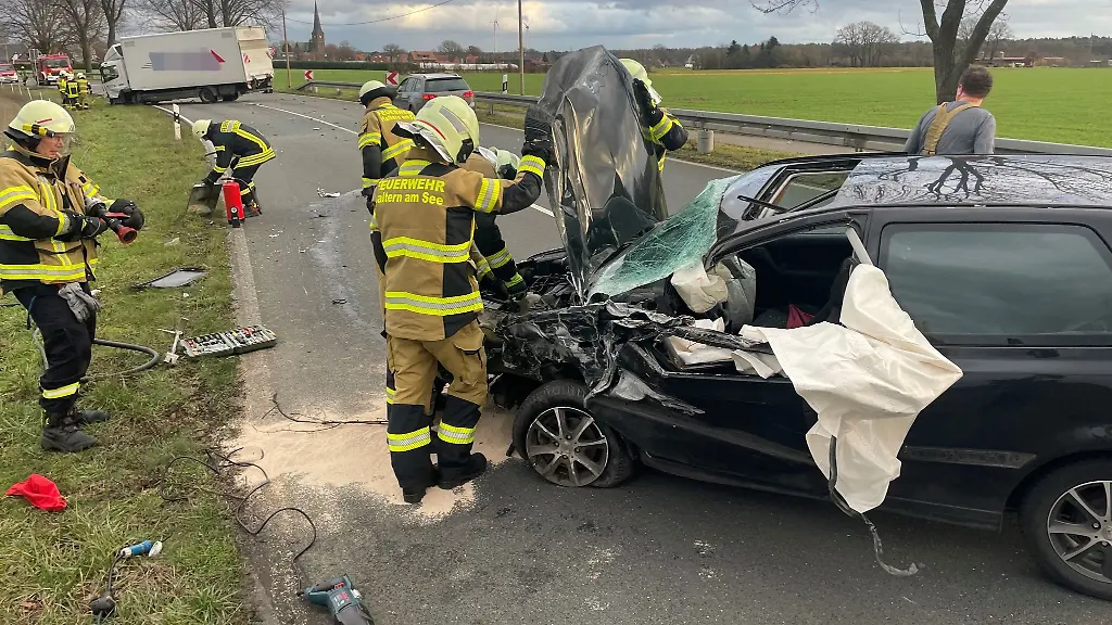 Einsatzkraefte-der-Feuerwehr-arbeiten-an-der-Unfallstelle