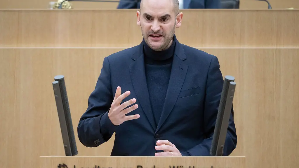 Baden-Wuerttembergs-Finanzminister-Danyal-Bayaz-Gruene-spricht-bei-einer-Plenarsitzung-im-Landtag